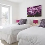 Shortstaymk Campbell Park Serviced Houses, With Free Superfast Wi-Fi, Parking, Sky Sports And Movies